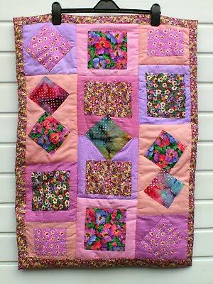 BEAUTIFUL NEW BABY GIRL’S FLORAL THEMED PATCHWORK COT QUILT. 112x89cms • £20