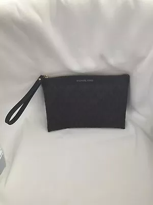 Michael Kors Wristlet Large • $16