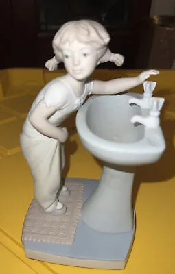 Lladro  Clean Up Time  Bisque #4838 Figurine Girl At Bathroom Sink 1973-1993 • $54