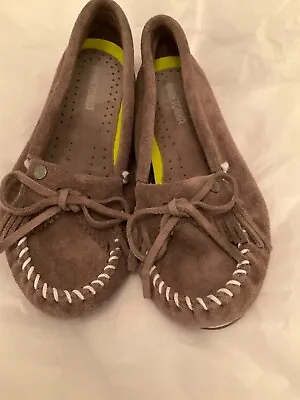 NEW Minnetonka Moccasins Gray Suede W/ White Stitching Kilty Plus Flats - 8 • $20