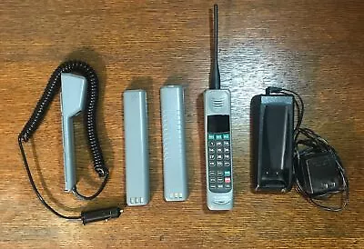 Vintage Motorola Ultra Classic II Mobile Phone Brick Cell Retro - Powers On!!! • $101