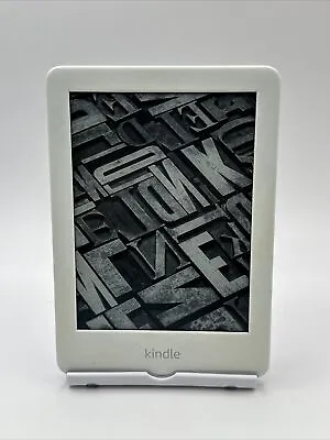 Amazon Kindle (10th Generation-2019) 4GB Wi-Fi - White. Scratched Casing • £20