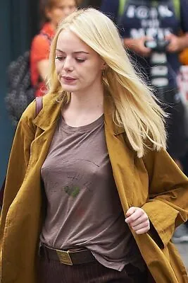 $3.99 • Buy Emma Stone Walking Distracted 8x10 Picture Celebrity Print