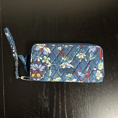 NWT VERA BRADLEY RFID Accordion Wristlet Wallet In Blue Floral Bursts • $21