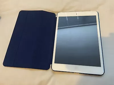 Apple IPad Mini 1st Gen. 16GB Wi-Fi 7.9in - White & Silver Bundle Inc Case. • £24