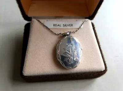 Vintage Sterling Silver Oval Locket On 18  Sterling Silver Chain Preloved • $18.65