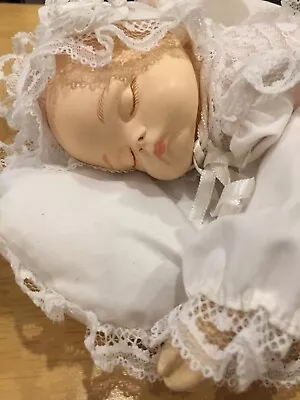 CROWNE Fine Porcelain Sleeping Musical Moving Baby On Heart Pillow VINTAGE • $19.95