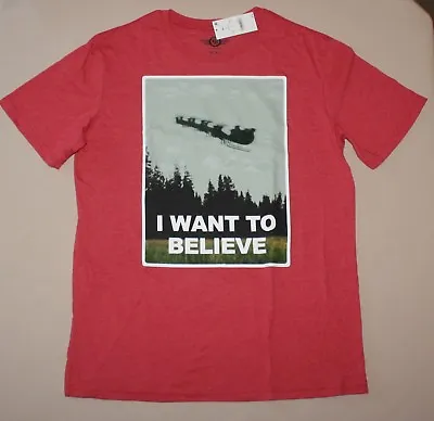 Medium  I Want To Believe  Santa Claus Red Graphic Tshirt Christmas Mad Engine • $12.95