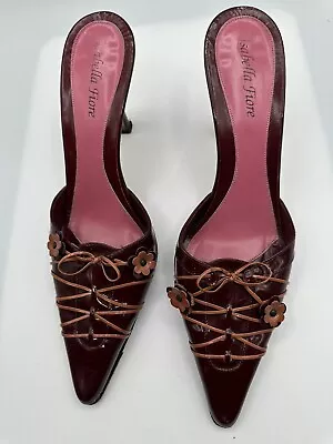 Isabella Fiore Crimson Patent Leather Bow Flowers Mule Heels Pump Women Sz 9 • $34.99