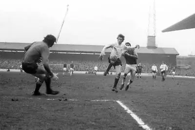 Manchester City Goalkeeper Joe Corrigan Watches Teammate Tommy- 1971 Old Photo • £5.56