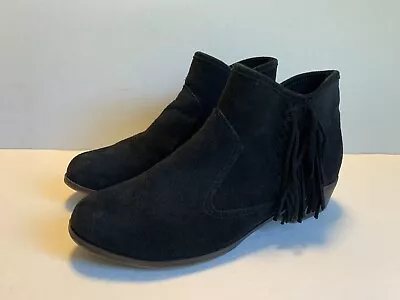 Minnetonka 1529 Black Fringe Suede Ankle Boots Low Heel Side Zip Women's Size 10 • $40