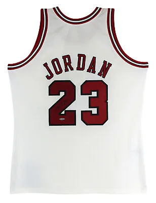 $22436.60 • Buy Bulls Michael Jordan Signed 97-98 White Nike HWC Authentic Jersey UDA #BAJ07040