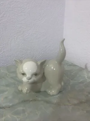 VALENCIA Porcelain * Beautiful Cat / Kitten Figurine * 4.25  (11cm) Long * Spain • £6.99