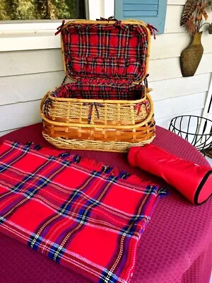 Picnic Time Highlander  Picnic Basket With 5' X 5' Blanket And Bottle Cooler Bag • $29.99