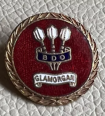 BDO GLAMORGAN (BRITISH DARTS ORGANISATION) BRASS ENAMEL VINTAGE RARE Pin Badge • £10