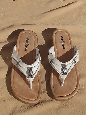 Minnetonka Silverthorne Flip Flop Sandals Women's Size 8 White Leather Silver • $15