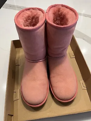 UGG W/ 1016223 W CLASSIC SHORT Il • $99.90