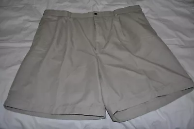 Haggar Q Men's Shorts Size 42 Khaki ~ Stretchable Waist ~ 8  Inseam ~ Pleated  • $8.50