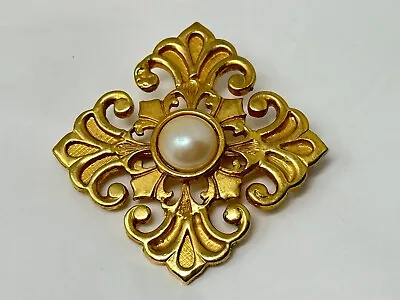 Beautiful Goldtone White Faux Pearl Cabochon Maltese Cross Brooch Pin • $16