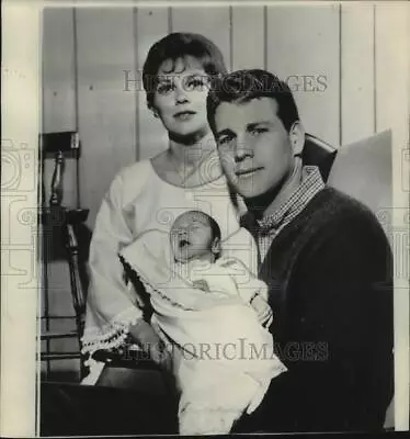 1964 Press Photo Actors Ryan O'Neal & Joanna Moore Hold Son Griffin O'Neal • $15.99