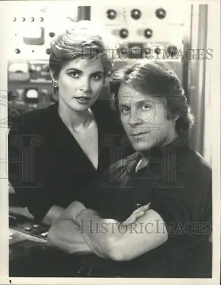 1988 Press Photo Gary Cole And Wendy Kilbourne In  Midnight Caller  - Mjx23591 • £19.29