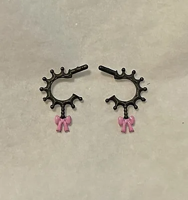 Monster High Fang Vote Rochelle Goyle Pink Bow Black Earrings NEW • $16.99