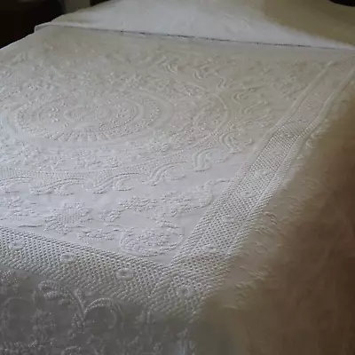 Vtg Bates Full Matelasse Bedspread Queen Elizabeth White Medallion W Fringe USA! • $72.50