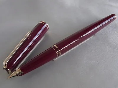 Montblanc Classic Fountain Pen Burgundy GT 14K F Nib • $129.99