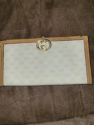 $100 • Buy Vintage Gucci Gold Logo Cream Color Checkbook Wallet
