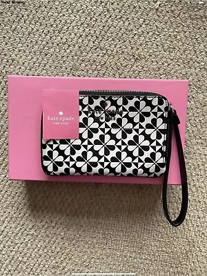 Kate Spade New York Wristlet  • £20