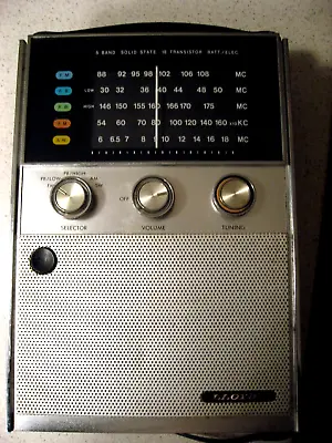 $30 • Buy Vintage Lloyd's 5 Band Solid State 18 Radio 9N57B-37A AM/VHF LO/VHF HI