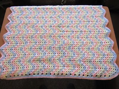 NEW MULTI COLOURED CROCHET BABY BLANKET SIZE 24  X 29 . • £12