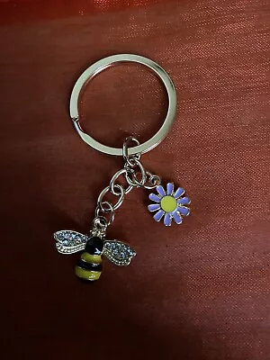 £2.99 • Buy Bee & Daisy Gold Coloured Metal Keyring - Bee Charm, Bumble Bee And Flower