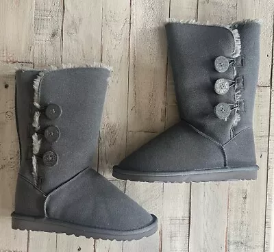 UGG Australia Bailey Button Triplet Gray Leather Shearling Boots Size 8 #1873 • $124.99