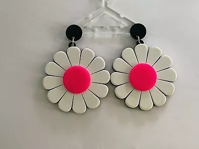 Long Drop 60’s Style White And Pink Daisy Earrings • £7.25