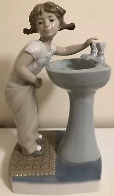 LLADRO GIRL Clean Up Time Girl At Sink FIGURINE  Retired RARE 4838 W/BOX-MINT • $159