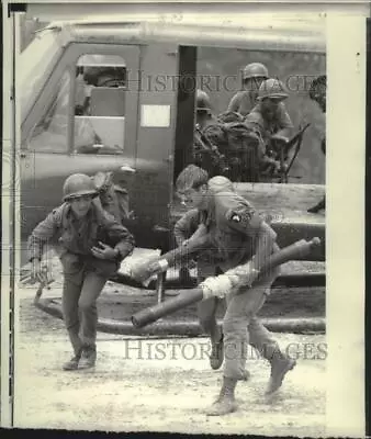 1971 Press Photo American Soldier Carries Mortar Tubes From Helicopter La Vang • $19.99