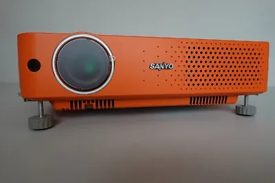 £10 • Buy SANYO PROxtraX MULTIVERSE PROJECTOR PLC-XE31 ORANGE - UNTESTED SPARES OR REPAIR