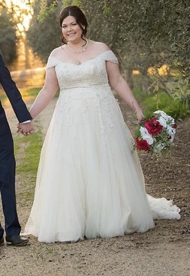 $500 • Buy Size 22 Stella York Wedding Dress