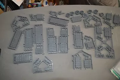 Games Workshop: Astra Militarum Super Heavy Tank Tracks And Wheels/Spares • £3.95