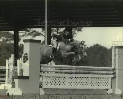 1987 Press Photo Victoria E. Mora Guides Her Horse Pillow Talk Over A Jump • $19.99