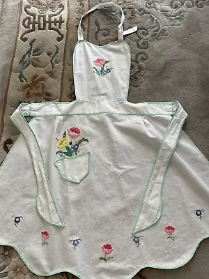 🌸🌿Fancy White Apron W Floral Hand Appliqué & Green Trim Tie Apron • $2.99