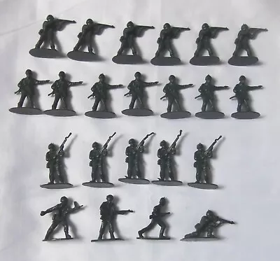 22 Assorted Airfix 1:32 Scale Plastic Infantry Soldiers (Dark Green) • £9.95