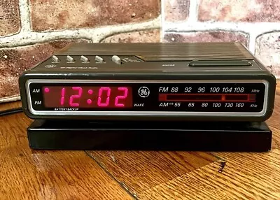 Vintage GE FM/AM Digital Alarm Clock Radio Faux Wood Grain Battery Backup • $19