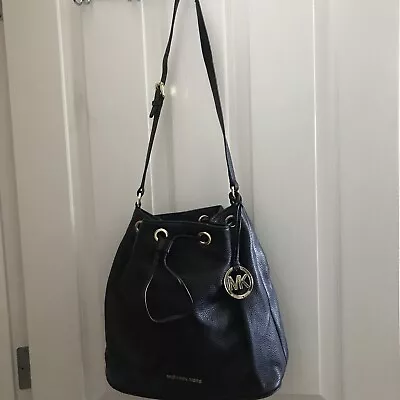 Euc MICHAEL KORS Fulton Black Pebbled Leather Bucket Shoulder Bag 11x11x5” • $79.99