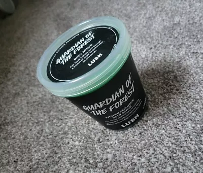 LUSH KITCHEN EXCLUSIVE GUARDIAN OF THE FOREST BODY SCRUB GRASS 290g  • £2