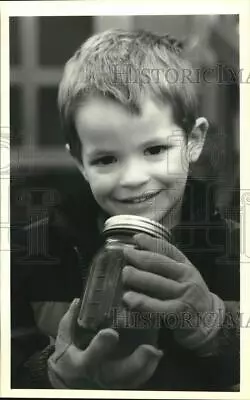 1989 Press Photo Marshall Thomas Holds Jar Of Maple Syrup Skaneateles New York • $16.99