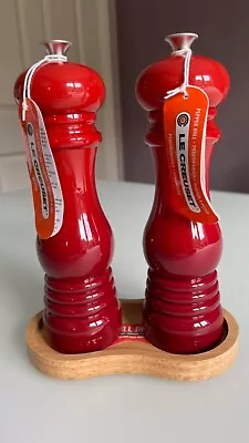 Le Creuset Classic Salt And Pepper Mill Set Cerise Red 21cm & Wooden Holder NEW • £55.99