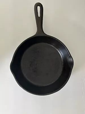 Vintage 8  Unmarked Wagner No. 5 Cast Iron Skillet With Pour Spouts Letter  I  • $10