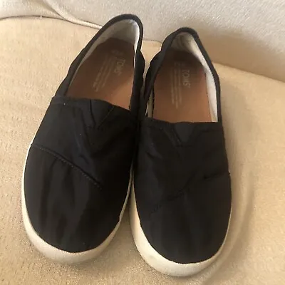 Toms Shoes Womens W7.5 Heritage Slip On Flats Black Canvas Round Toe • $10